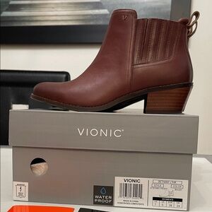VIONIC WATER PROOF BOOTS WOMENS SIZE 7